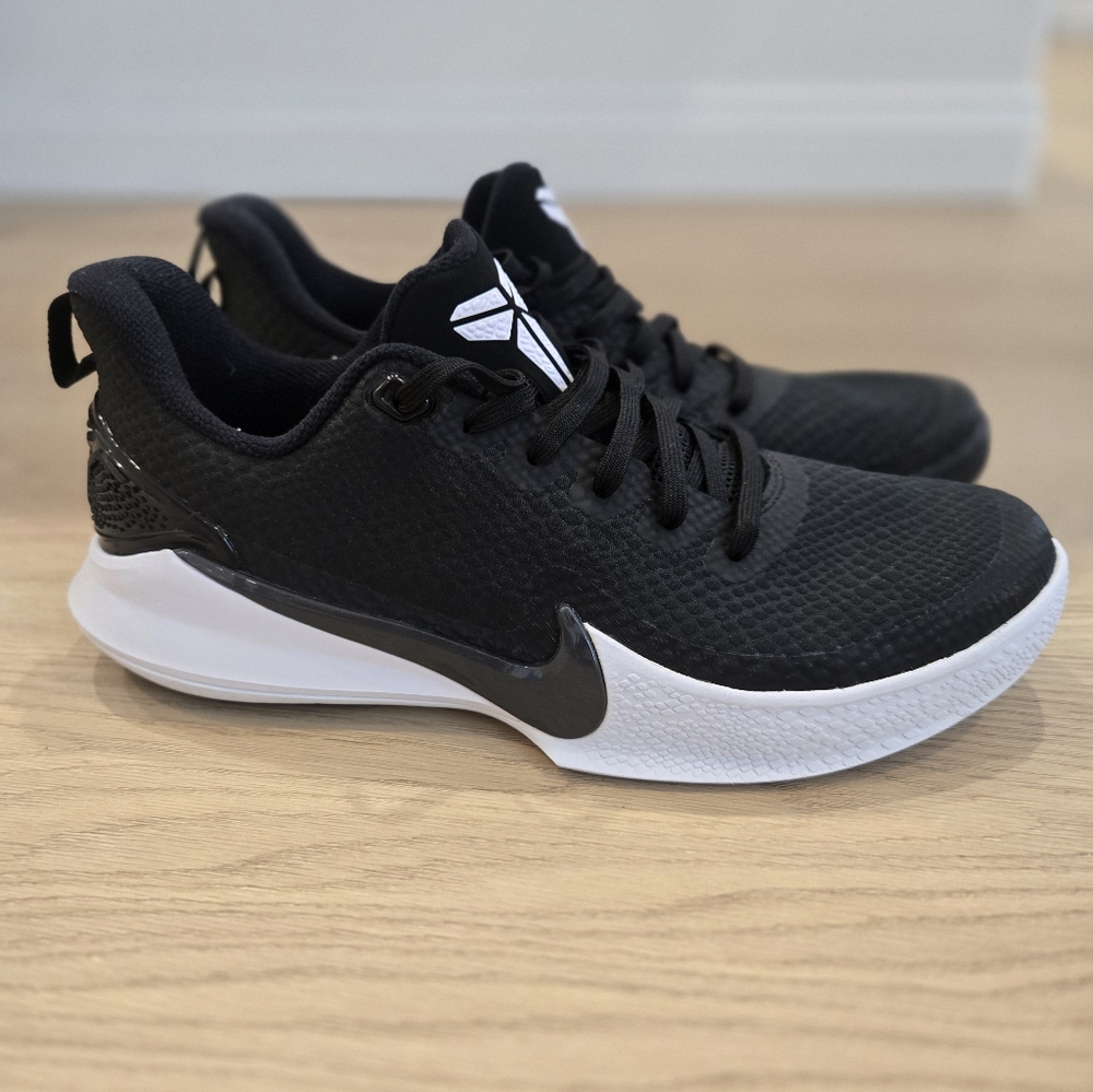Kobe Focus - Black Amd White